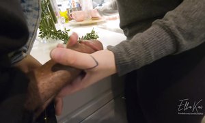 Молодая брюнетка с большой красивой грудью публично отсосала член своему чернокожему спутнику