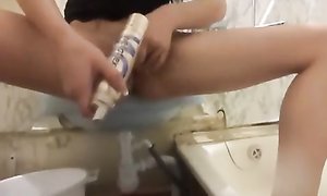 Не дождавшись милости от супруга, жена пошла мастурбировать в ванну